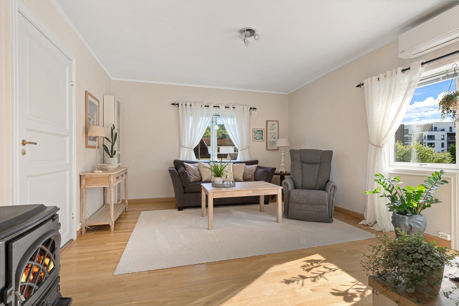 Romslig stue med plass for sofa og tv-møbler. Galleribilde