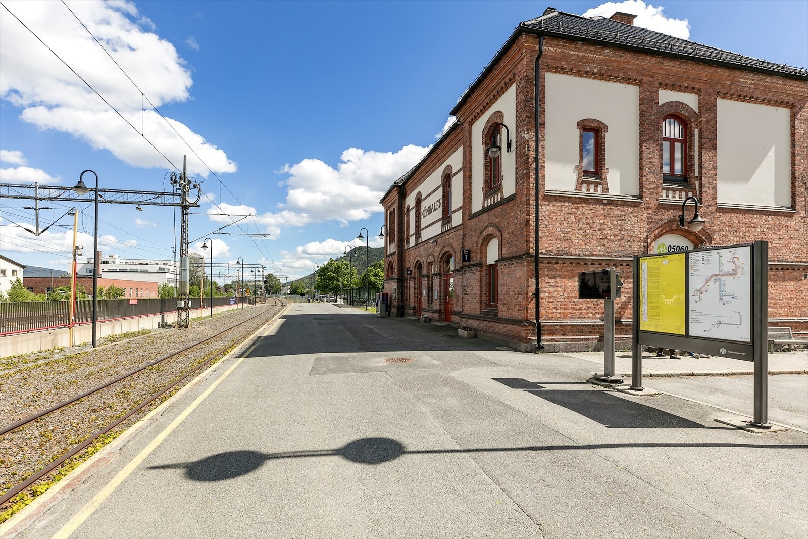 Mjøndalen sentrum med gangavstand til barnehage og kort vei til barne- og ungdomsskole. Det er gangavstand til alle sentrumsfasiliteter Mjøndalen har å by på, inkludert togstasjon. Galleribilde