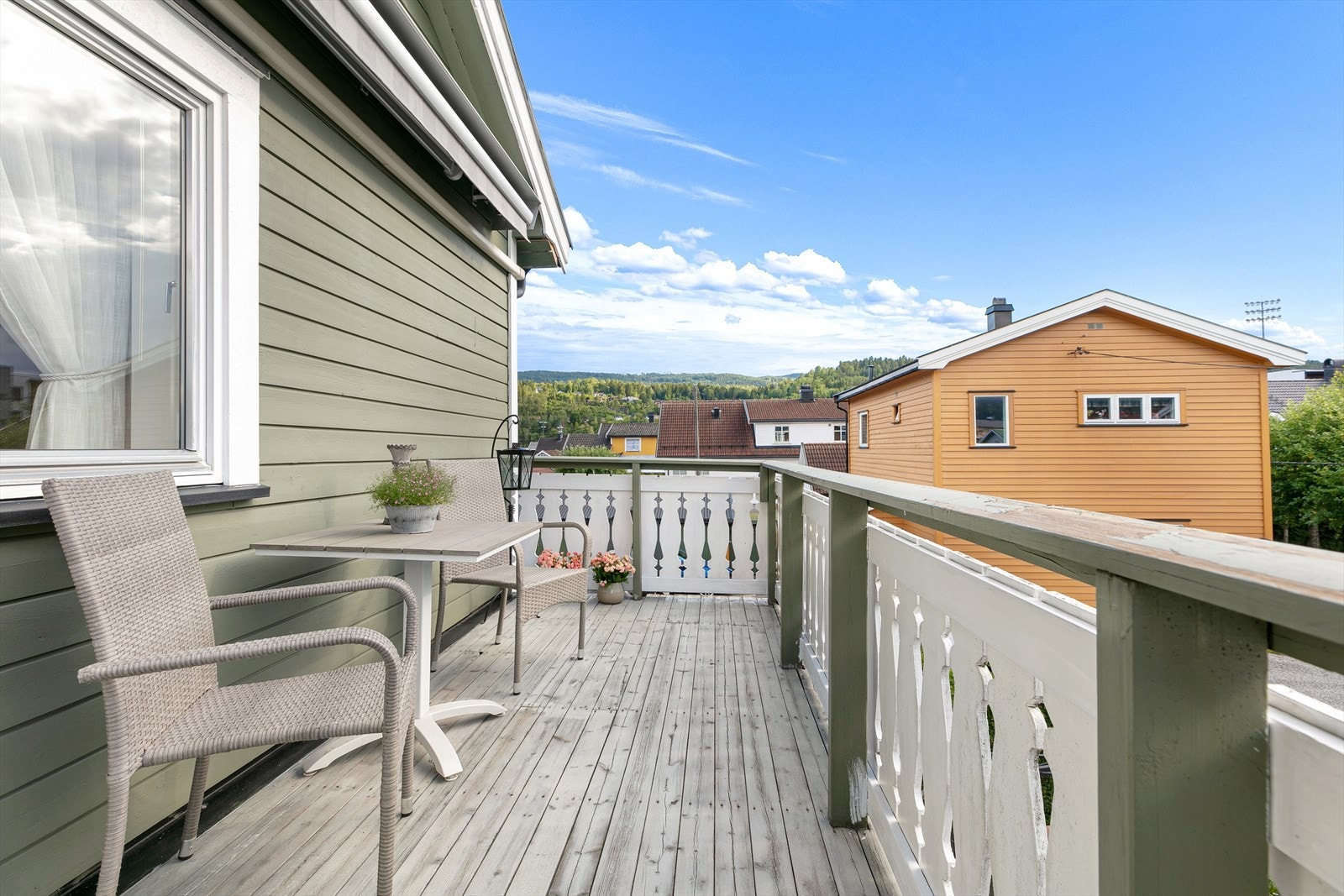 Balkong med plass til en diverse utemøblement. Galleribilde