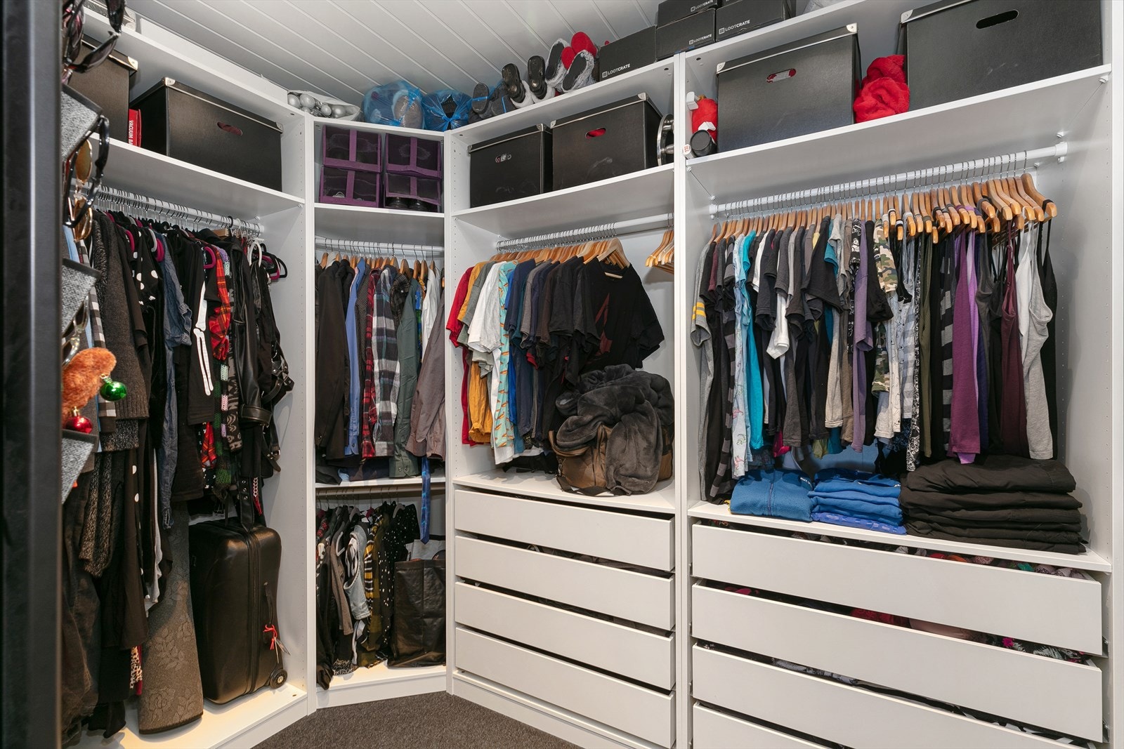 Walk-in garderoben sørger for gode oppbevaringsmuligheter. Galleribilde