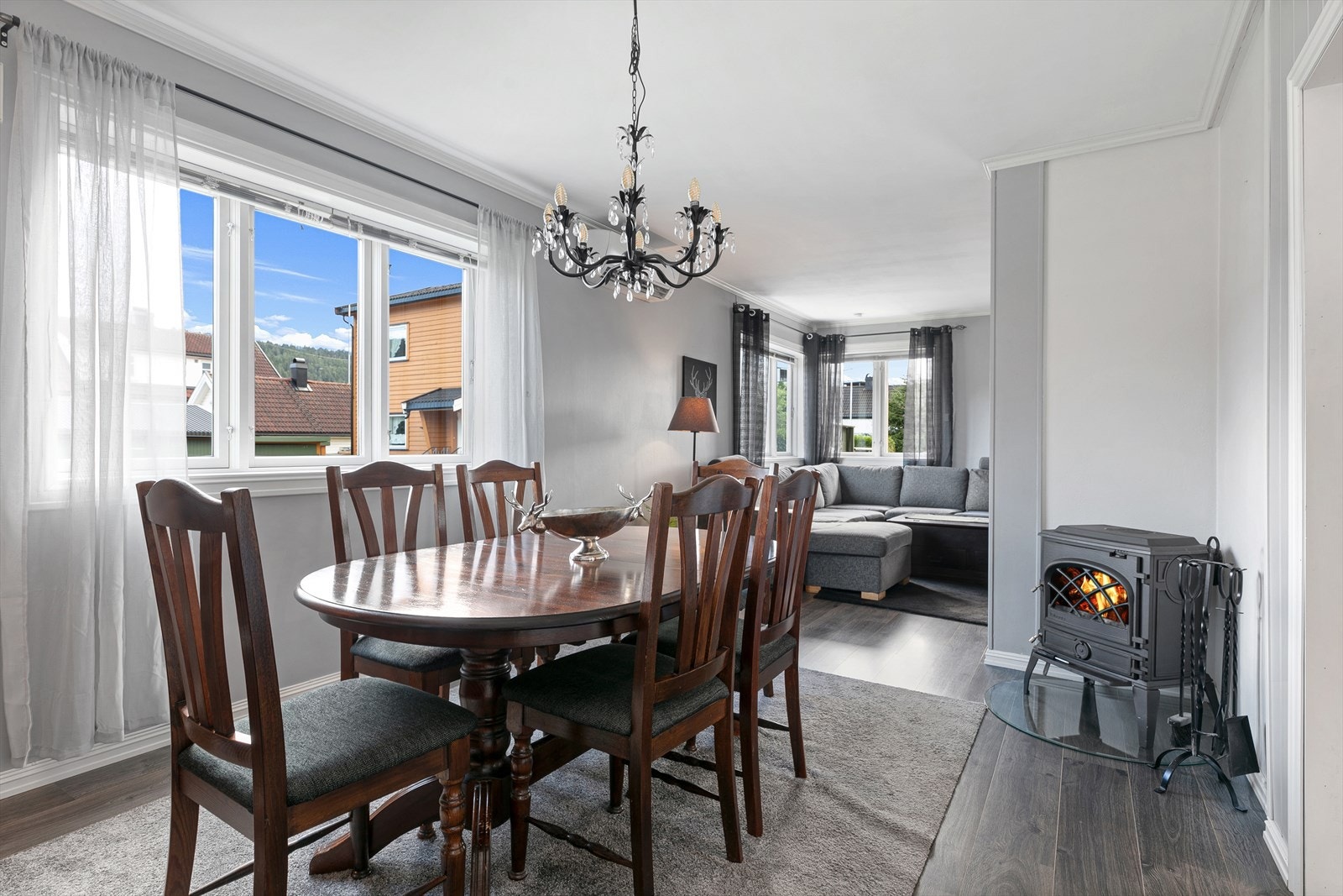 Her er det satt inn vedovn som varmer godt på kalde dager. Galleribilde