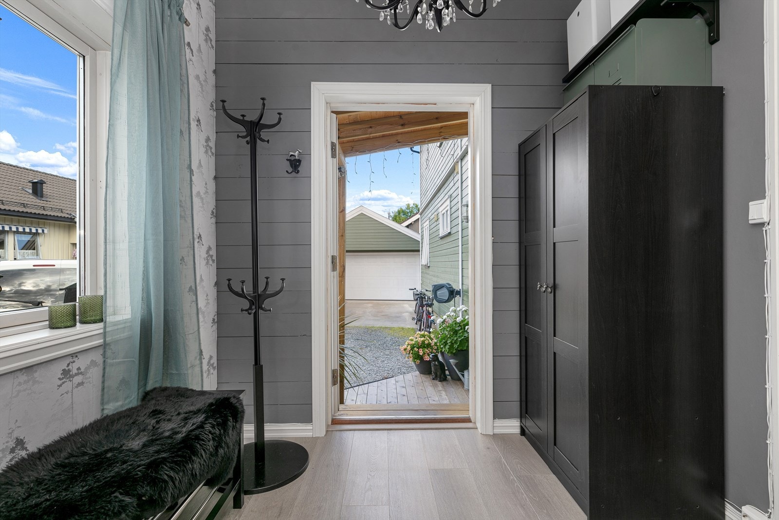 Entré: Hyggelig entré malt i moderne, tidsriktig gråfarge. Plass for å henge fra seg yttertøy og sette fra seg sko i garderobeskap. Galleribilde