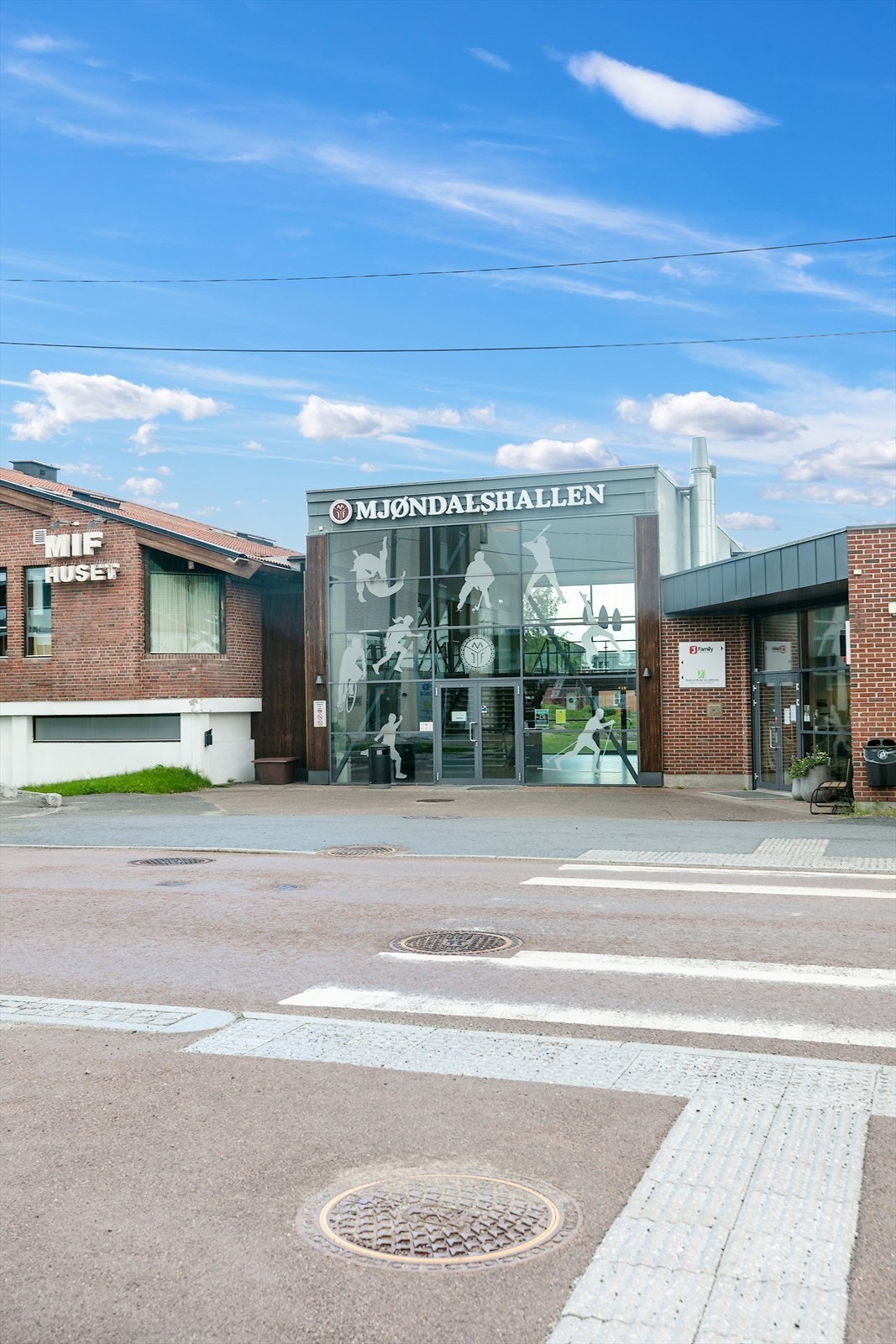 Mjondalshallen. Galleribilde