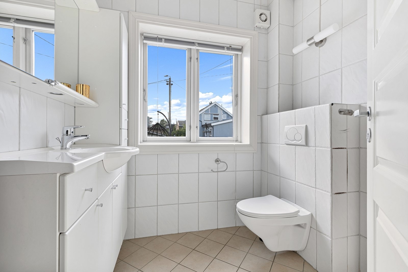 Bad/wc rom 1.etasje: Innenfor entréen er det praktisk adkomst til bad/wc-rom.
Flislagt bad med vegghengt wc, dusjnisje og servant med underskap, høyskap, speilskap og belysning. Galleribilde