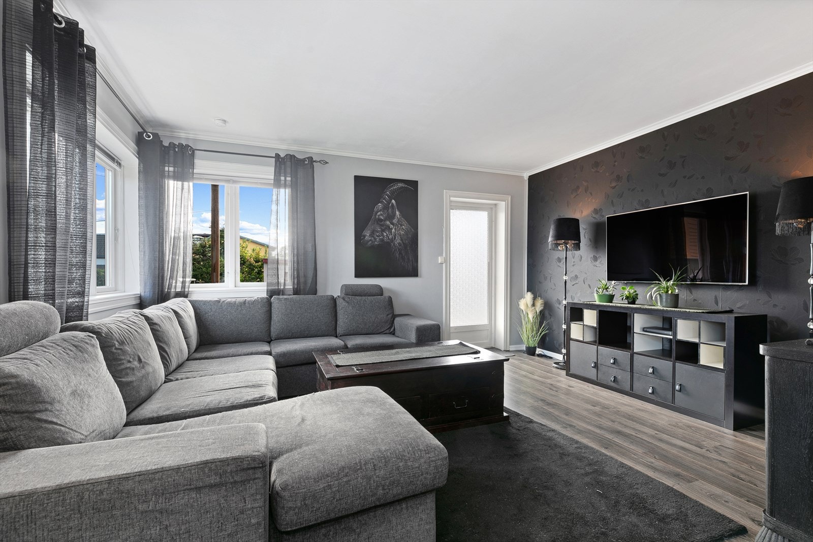 Videre kommer du inn i den koselige stuen hvor du har plass for sofagruppe og tv-møbler.
Pen fondtapet på den ene veggen som harmonerer med de pene gulvene. Galleribilde