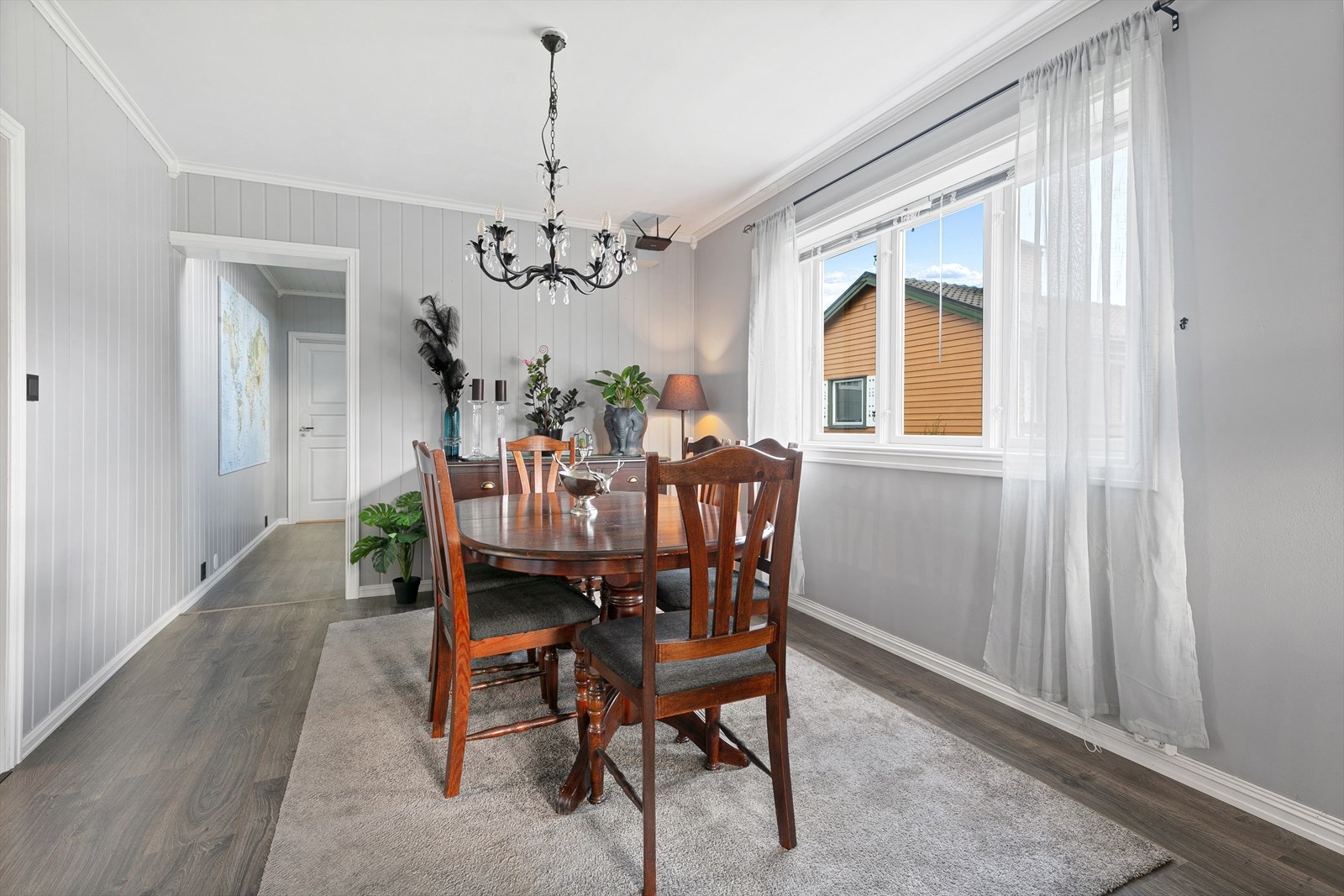 Fra kjøkkenet er det skyvedører inn til den flotte spisestuen. Galleribilde