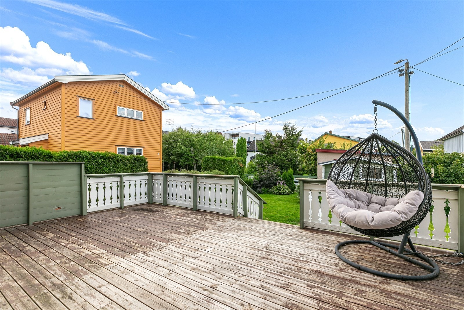 Fra stuen er det utgang til delvis overbygget terrasse på 34 m² med god plass for utemøbler og grill.
Trapp ned til hagen som er pent opparbeidet med plen og beplantninger Galleribilde