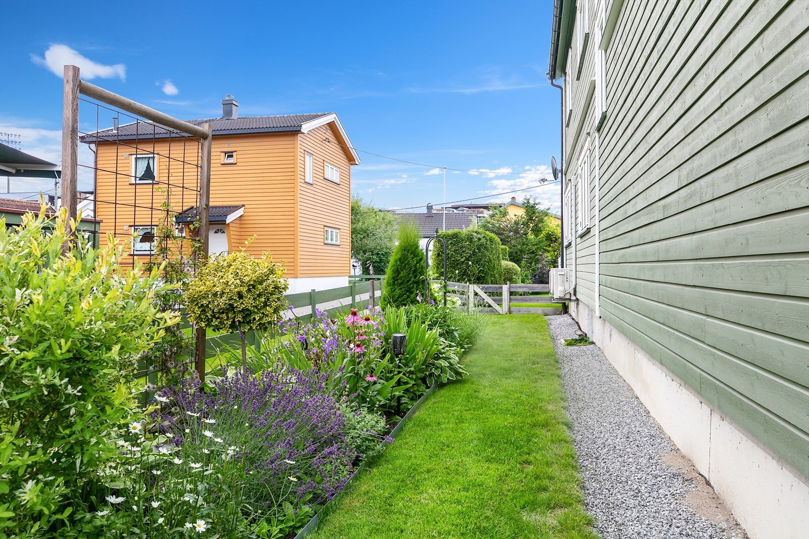 Hagen har flere pene og innbydende blomsterbed. Galleribilde