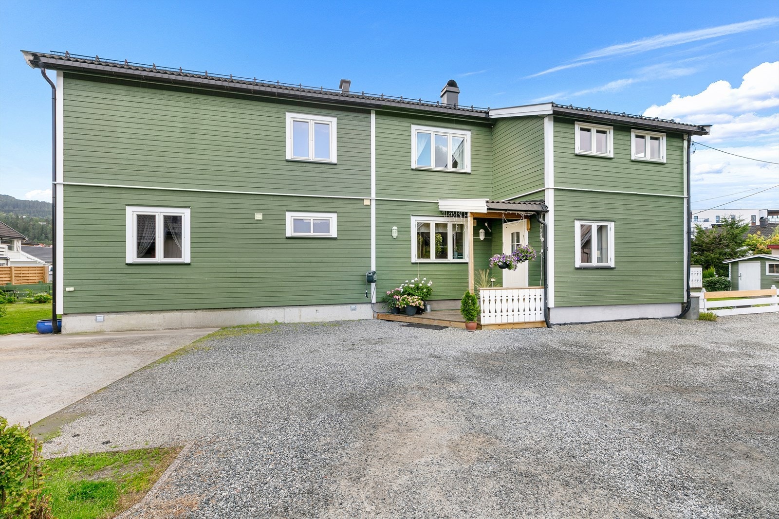 Beliggende sentralt i Mjøndalen i et etablert boligfelt - innerst i en felles privat vei. Galleribilde