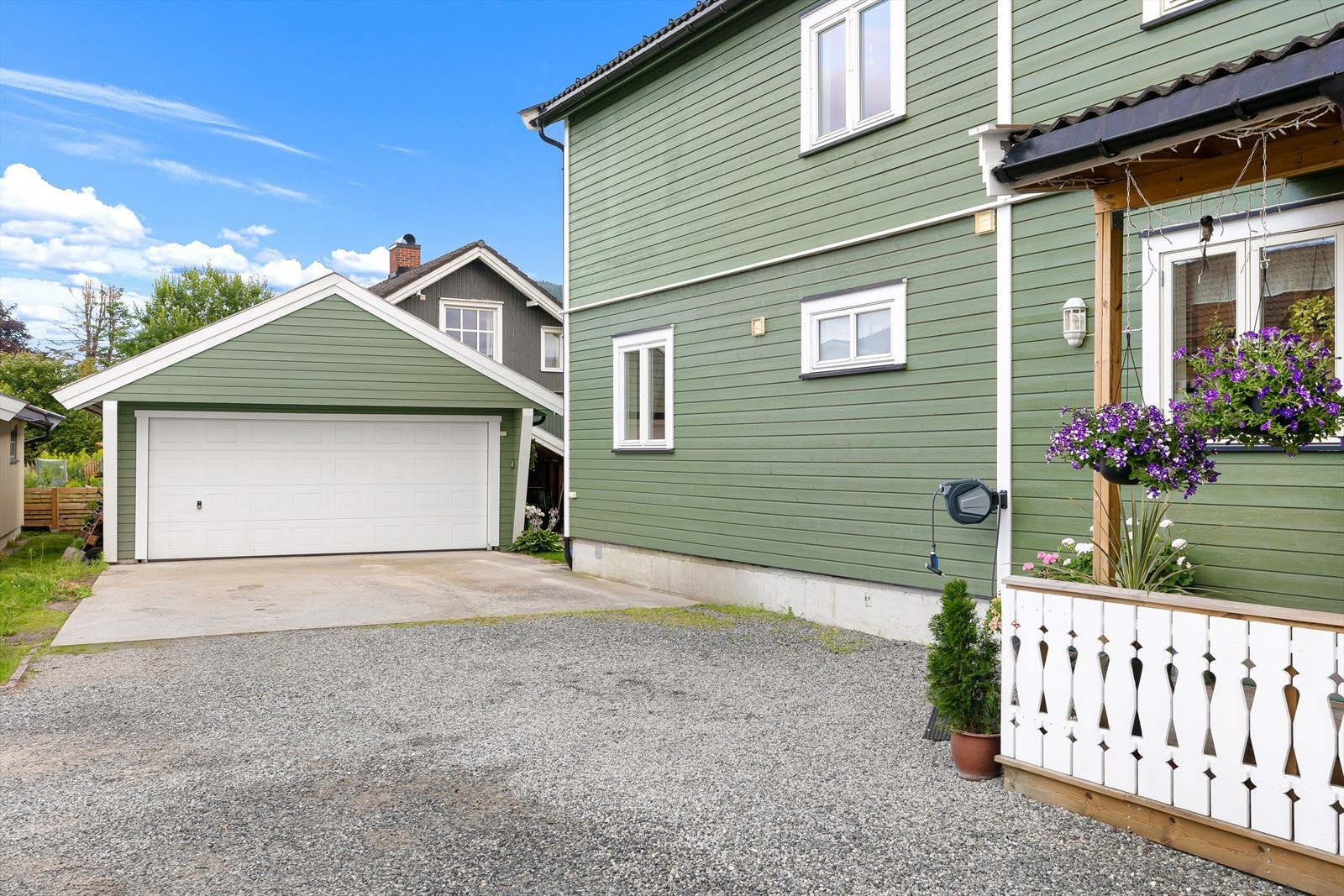 Boligen har stor tomt som er pent opparbeidet med plen og beplantninger, og en koselig uteplass hvor du kan plassere spisegruppe, loungemøbler og grill. Galleribilde