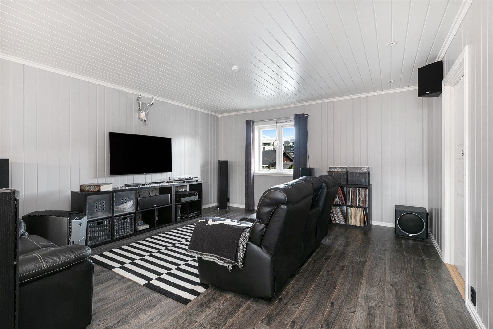 2. etasje: Tilbygget del: Stue: Trivelig stue med plass for sofa og tv-møbler. Galleribilde