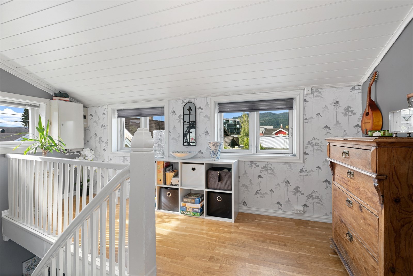 Gang: Gang med plass for å henge fra seg yttertøy og sko. Galleribilde