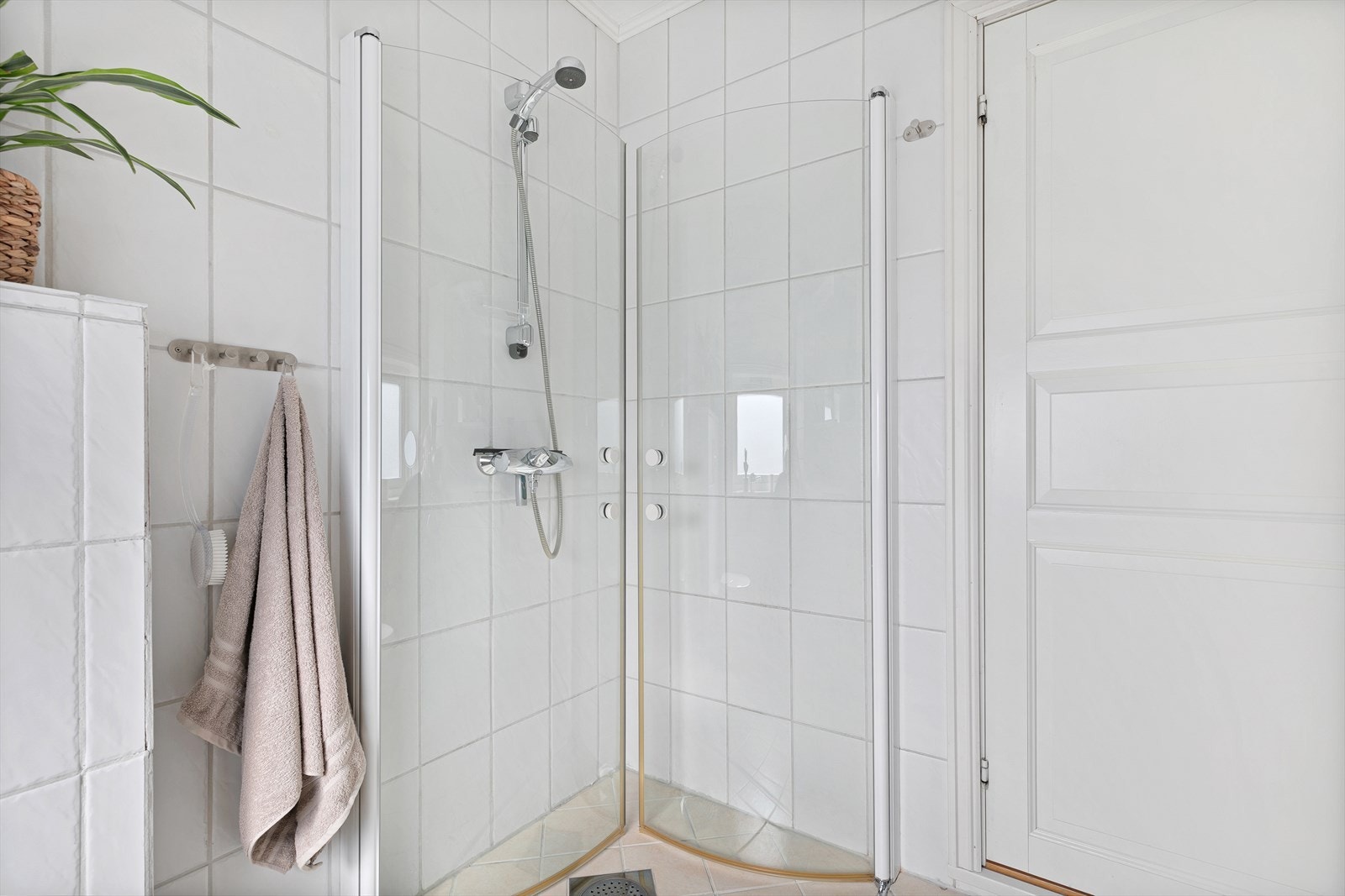 Flislagt bad med termostatstyrte varmekabler i gulv. Baderomsinnredning med glatte fronter med underskap, høyskap og speilskap.
Vegghengt toalett og dusjnisje. Galleribilde