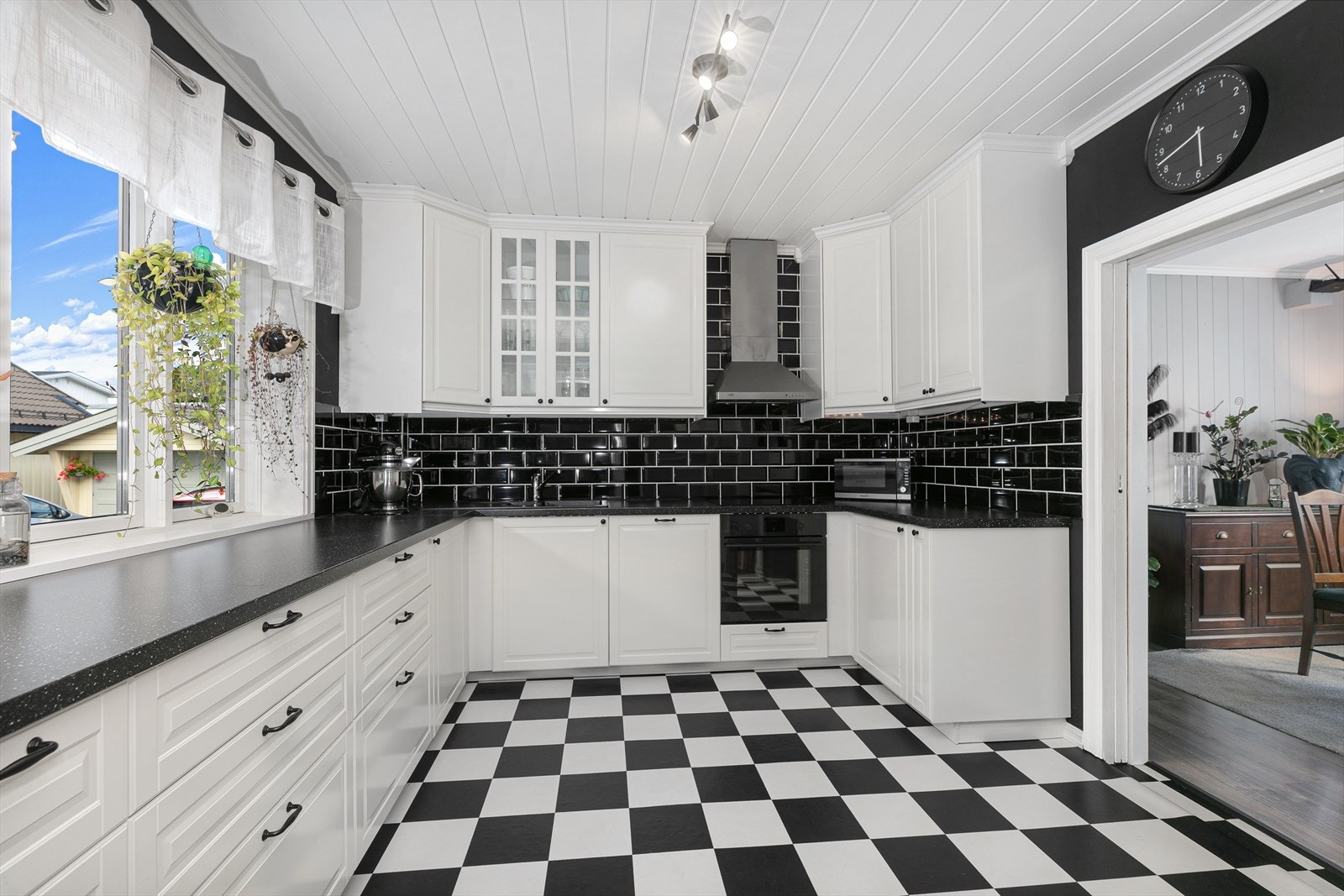 Romslig kjøkken med hvit, profilert innredning fra IKEA fra 2016. Galleribilde