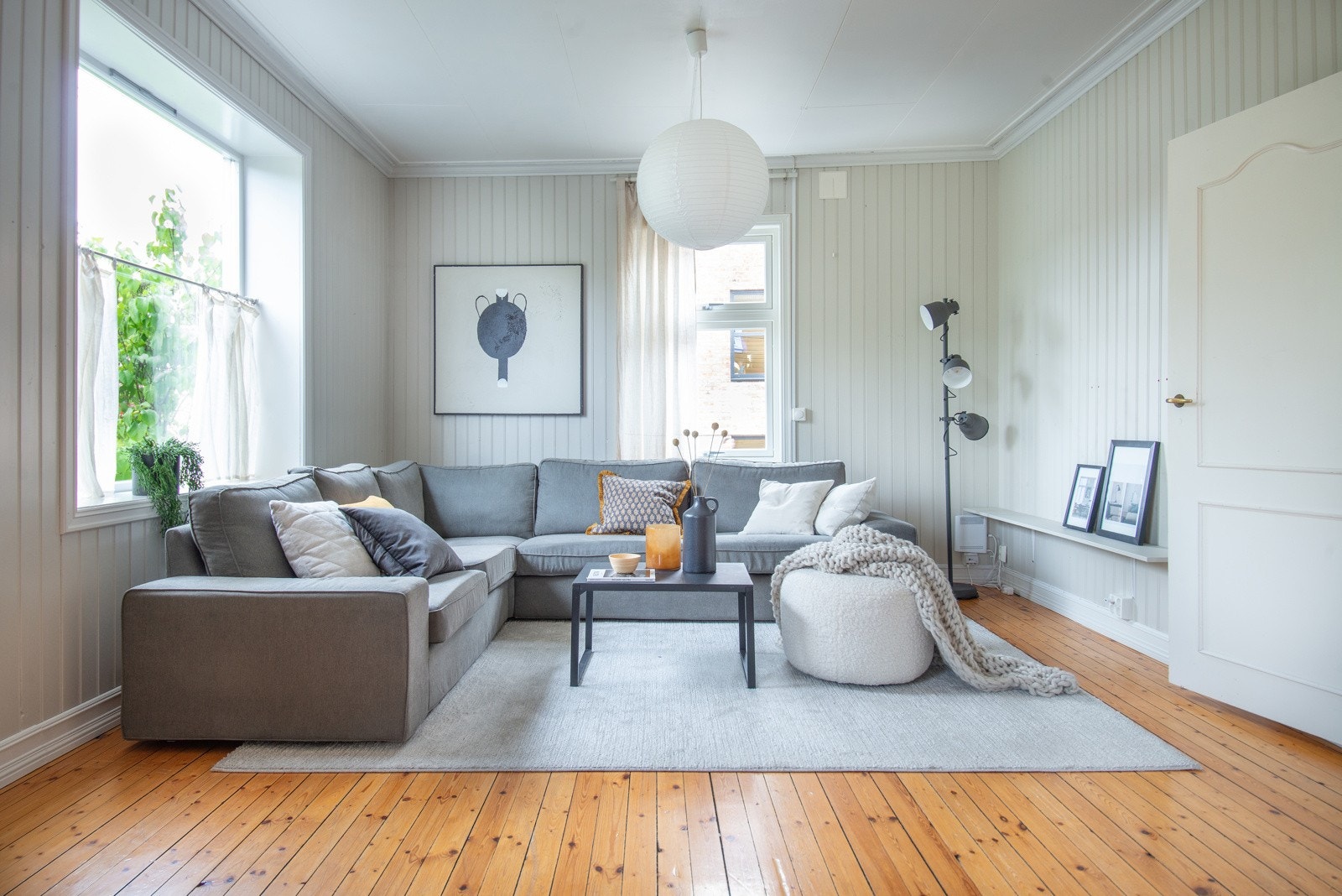 Rommet egner seg godt for sofagruppe, spisestue og/eller lounge sett ved peisen. Galleribilde