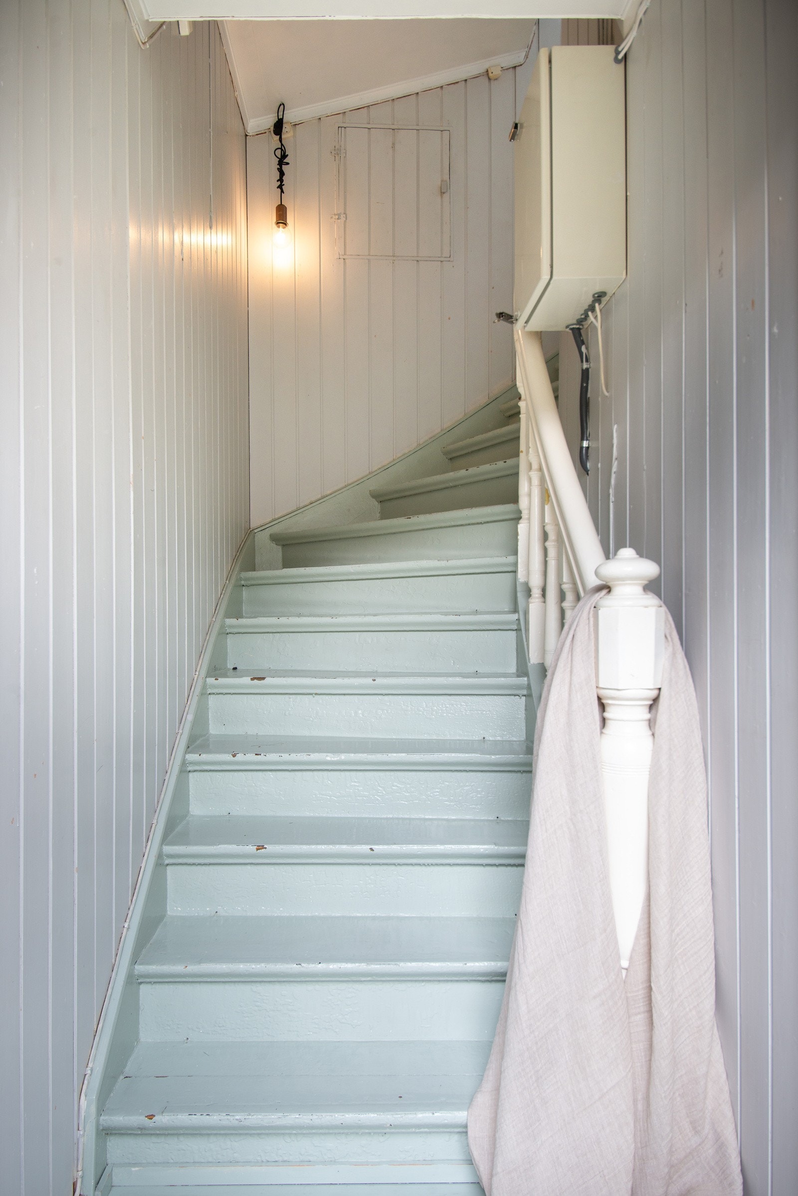 Trappegang til 2. etasje med egen inngang fra bakhagen - denne trappen er også tilknyttet kjøkkenet. Galleribilde