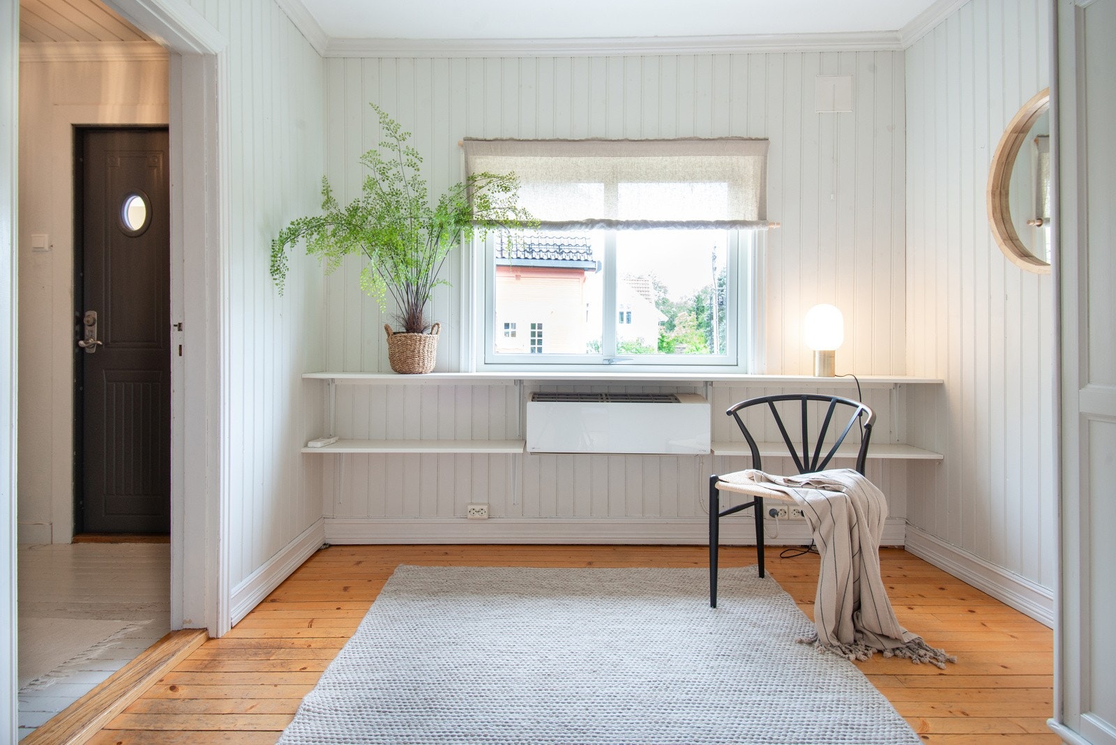 Entrè med direkte tilgang til et garderoberom. Rommet kan også brukes som kontor. Galleribilde