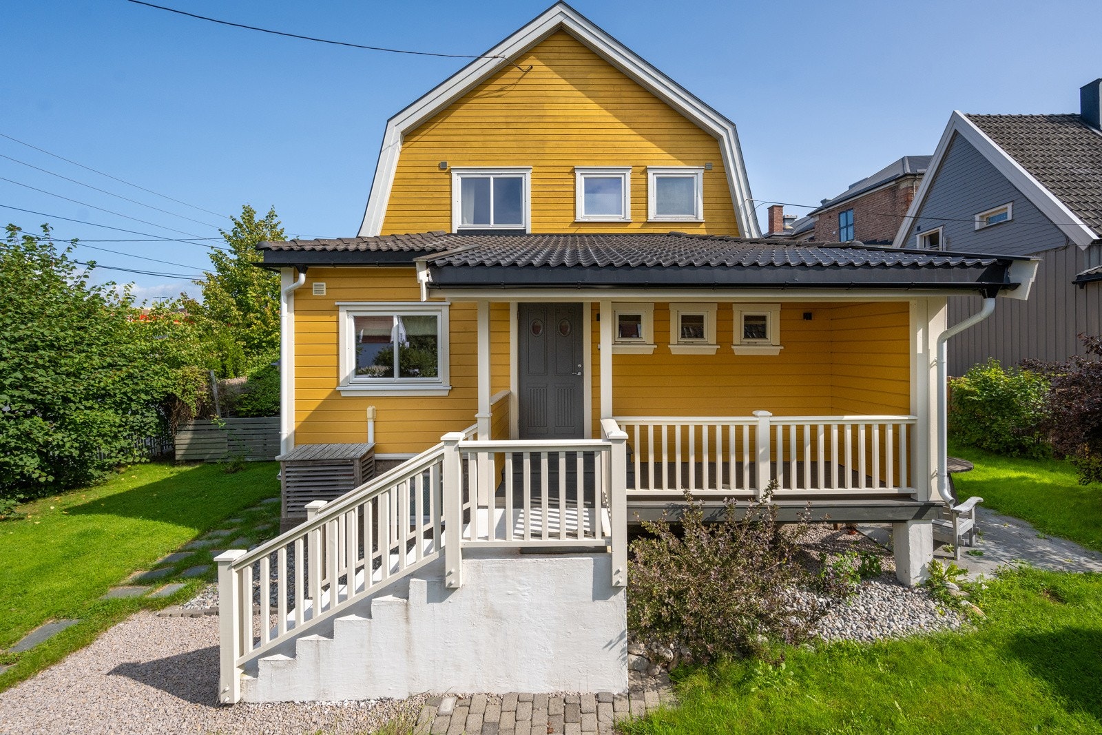 Huset er over to etasjer og har en romslig og delvis innredet kjeller og loft. Galleribilde