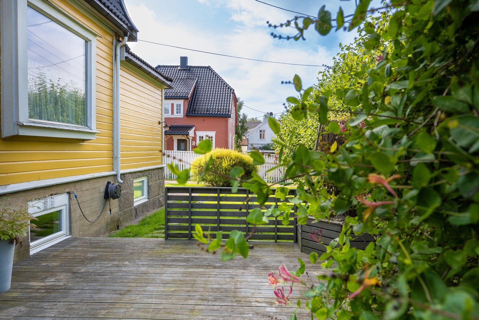 Tomten er usjenert med fine soner for opphold og en stor platting mot vest. Galleribilde
