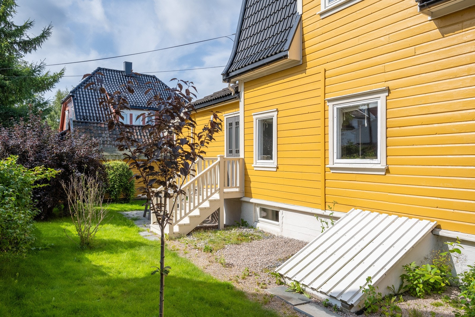 Fra bakhagen er det direkte inngang til 2. etasje og underetasjen. Galleribilde