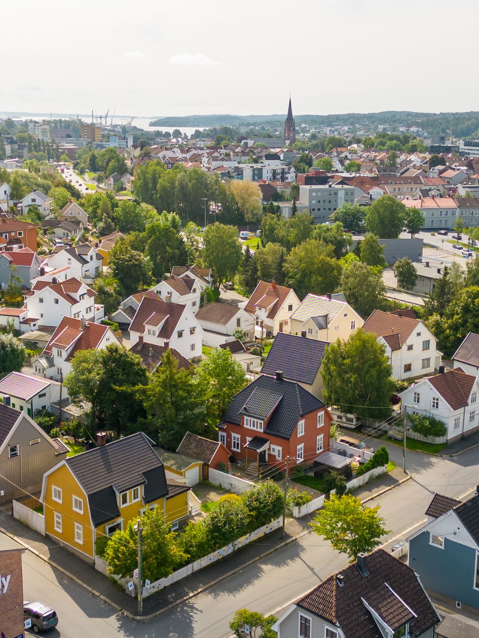 Dette er et barnevennlig med kort gangavstand til barnehage, skoler for ulike alder og marka. Galleribilde