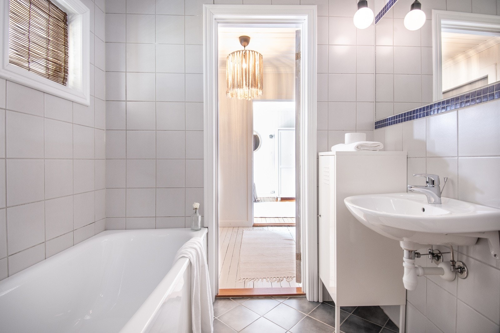 Det er grå keramiske fliser på gulv. Gulvvarme. Galleribilde
