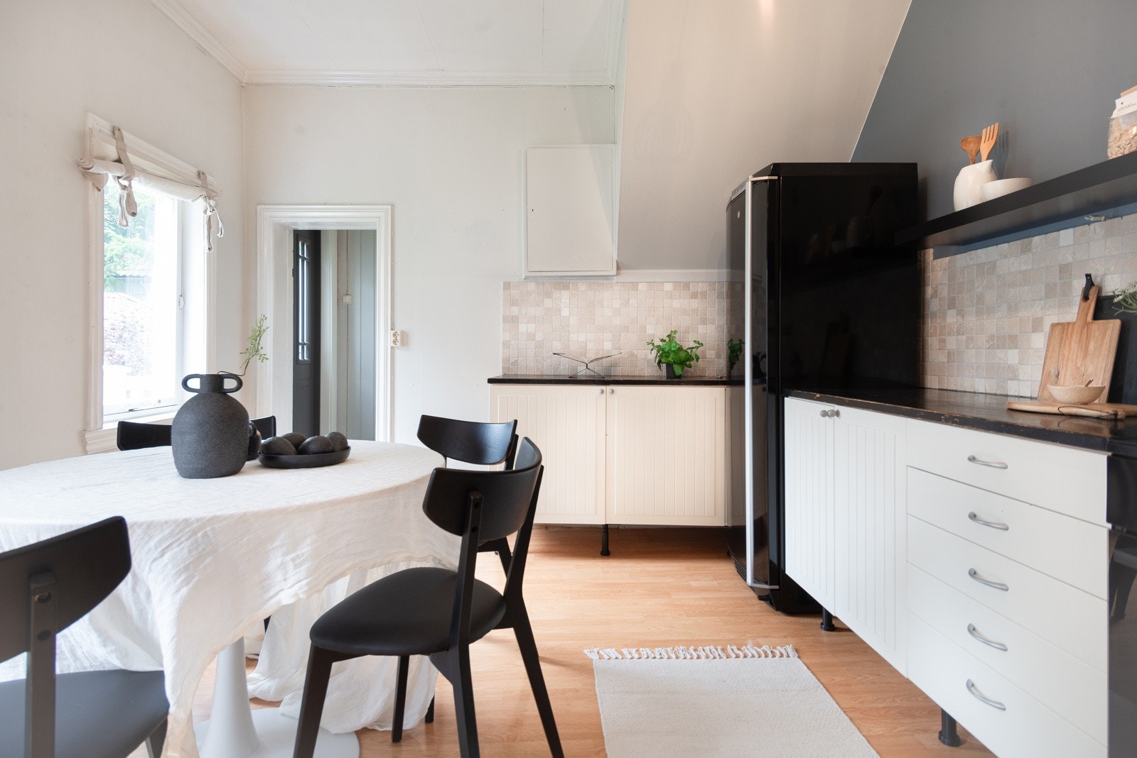 Det er god plass til kjøkkenbord for hele familien i rommet Galleribilde