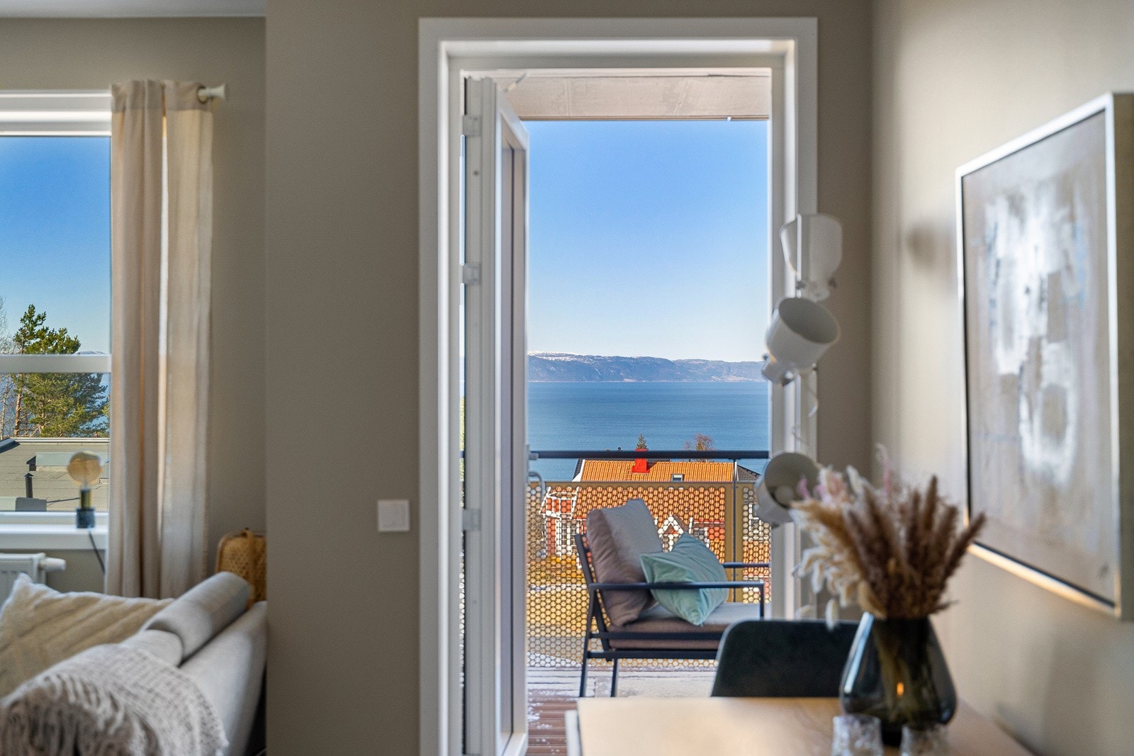 Fra stuen er det utgang til en fantastisk balkong. Galleribilde