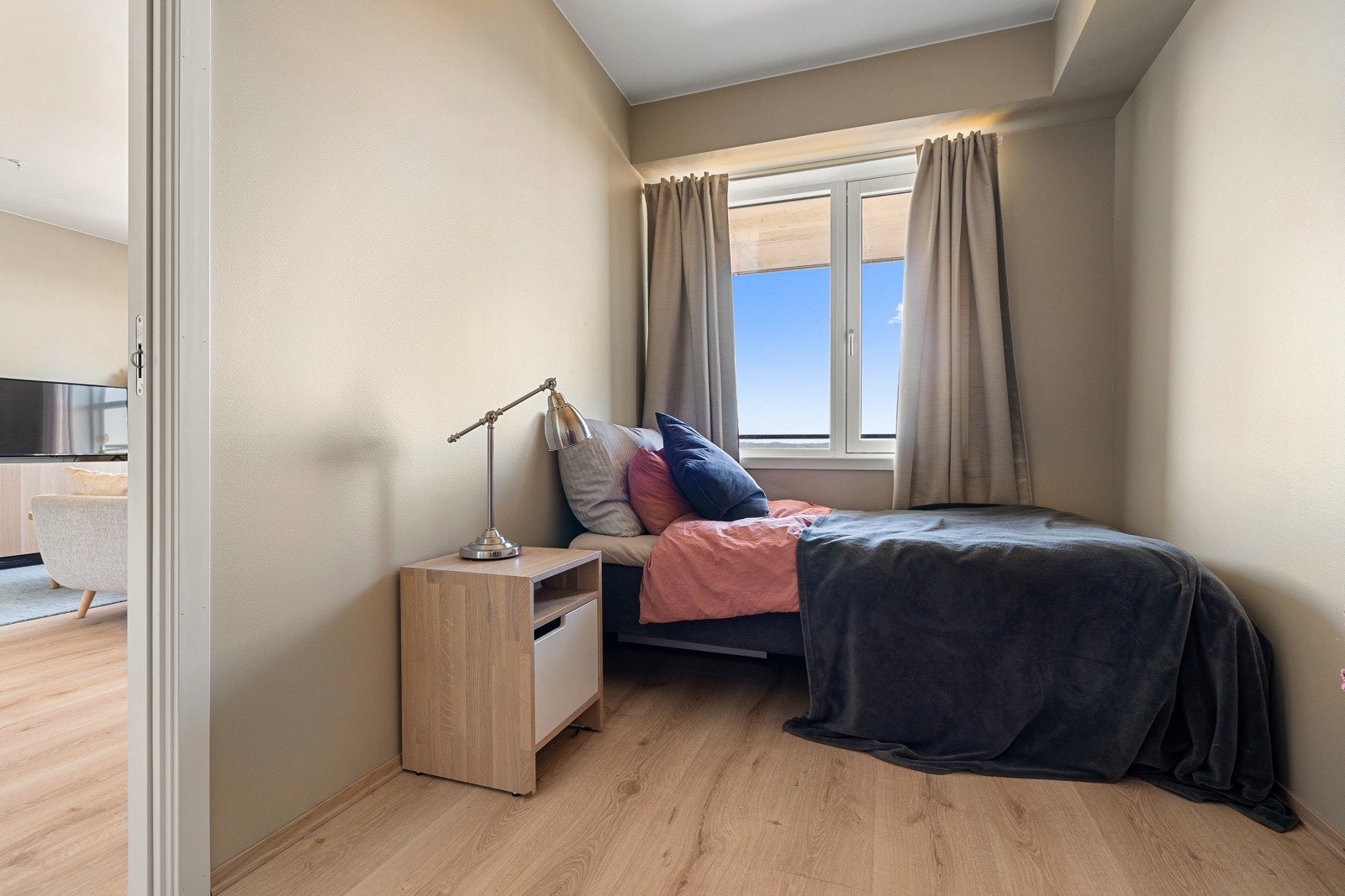 Soverommet er på ca 7 kvm. Her har du blant annet plass til seng og nattbord. Galleribilde