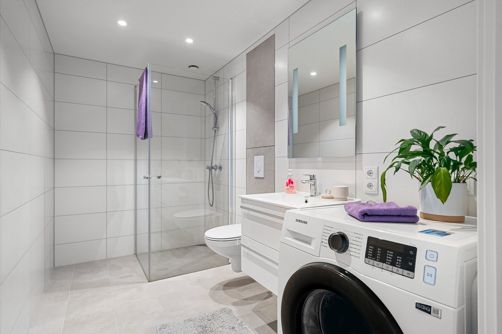 Flott flislagt bad med varmekabler i gulvet. Galleribilde