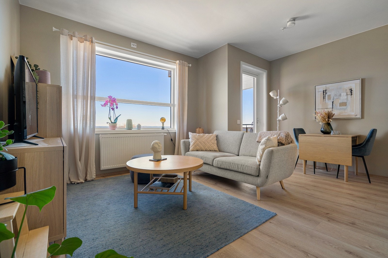 Leiligheten byr blant annet på en nydelig utsikt over Ranheim og Trondheimsfjorden. Galleribilde