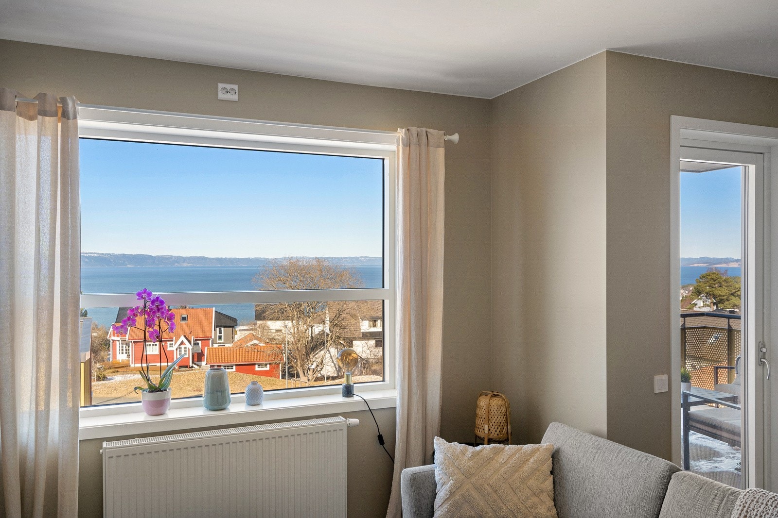 Stuen har gode vindusflater for rikelig med lysinnslipp. Galleribilde