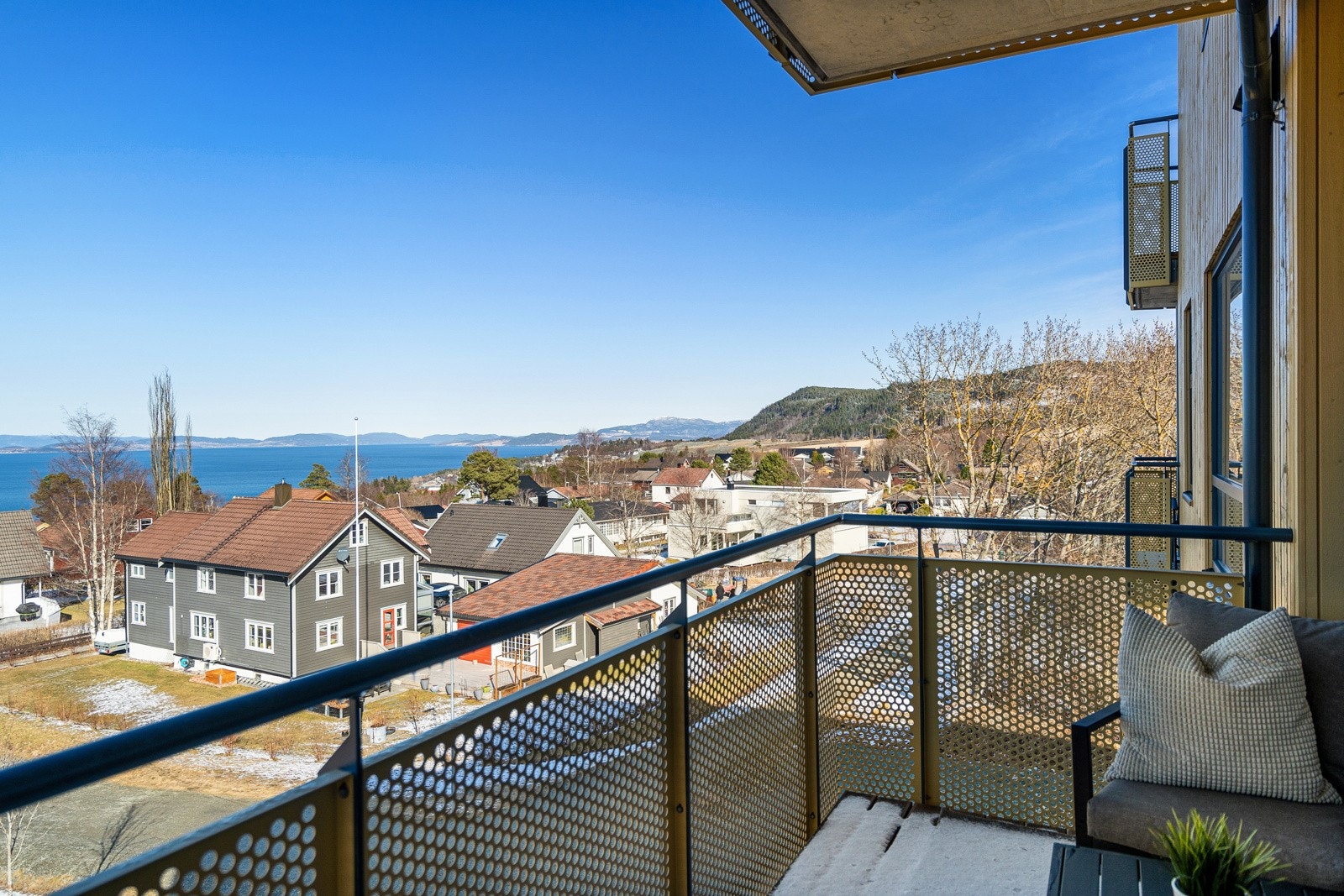 Leiligheten ligger nord/vest-vendt med sol på ettermiddag/kveld. Galleribilde