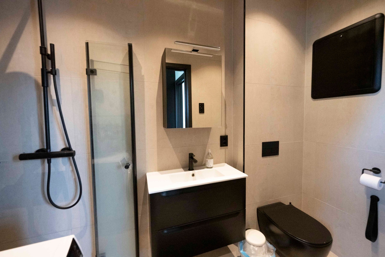 Flislagt bad i begge gjesteleilighetene Galleribilde