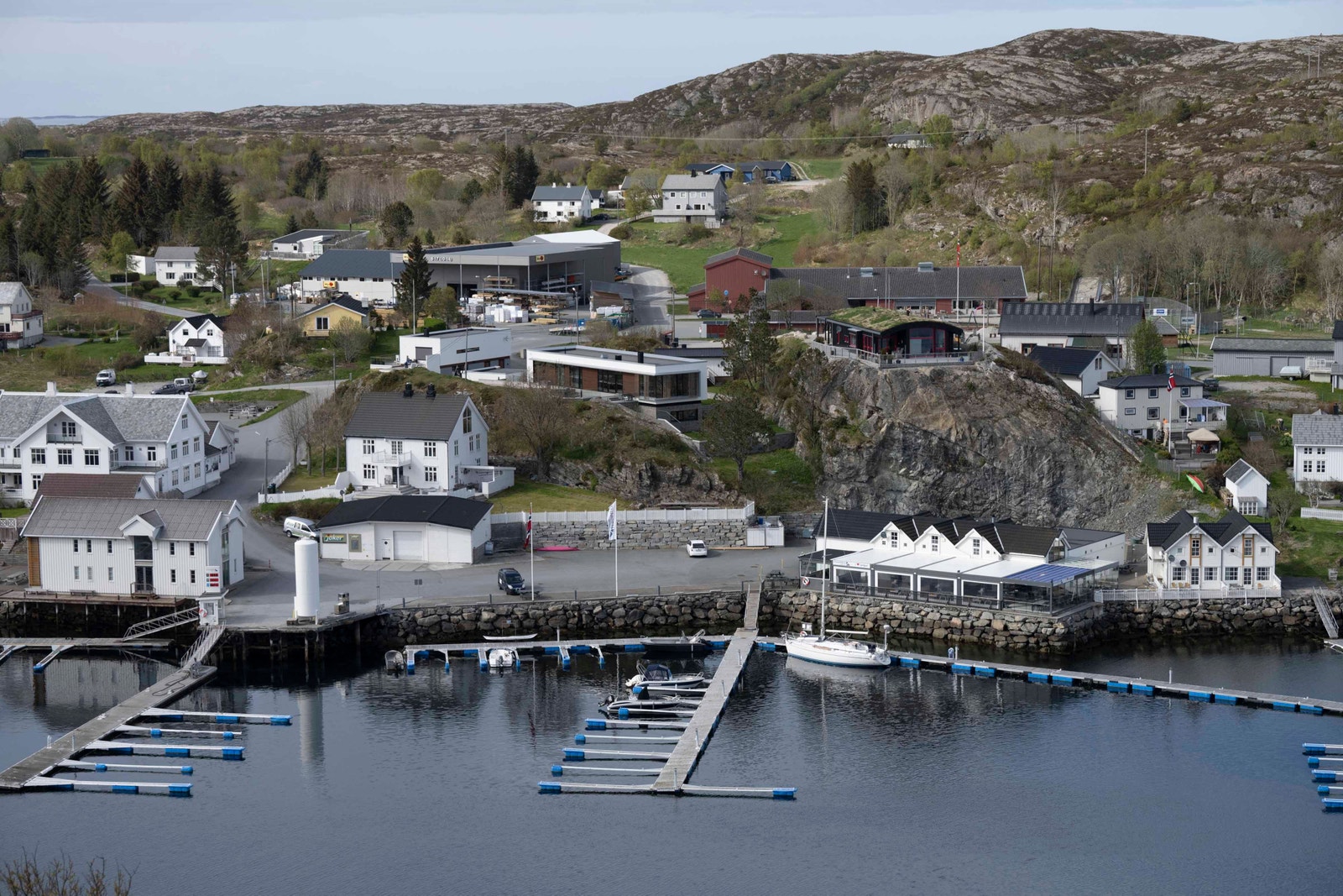 Knarren Brygge med båtmarina ligger kun et steinkast unna Galleribilde