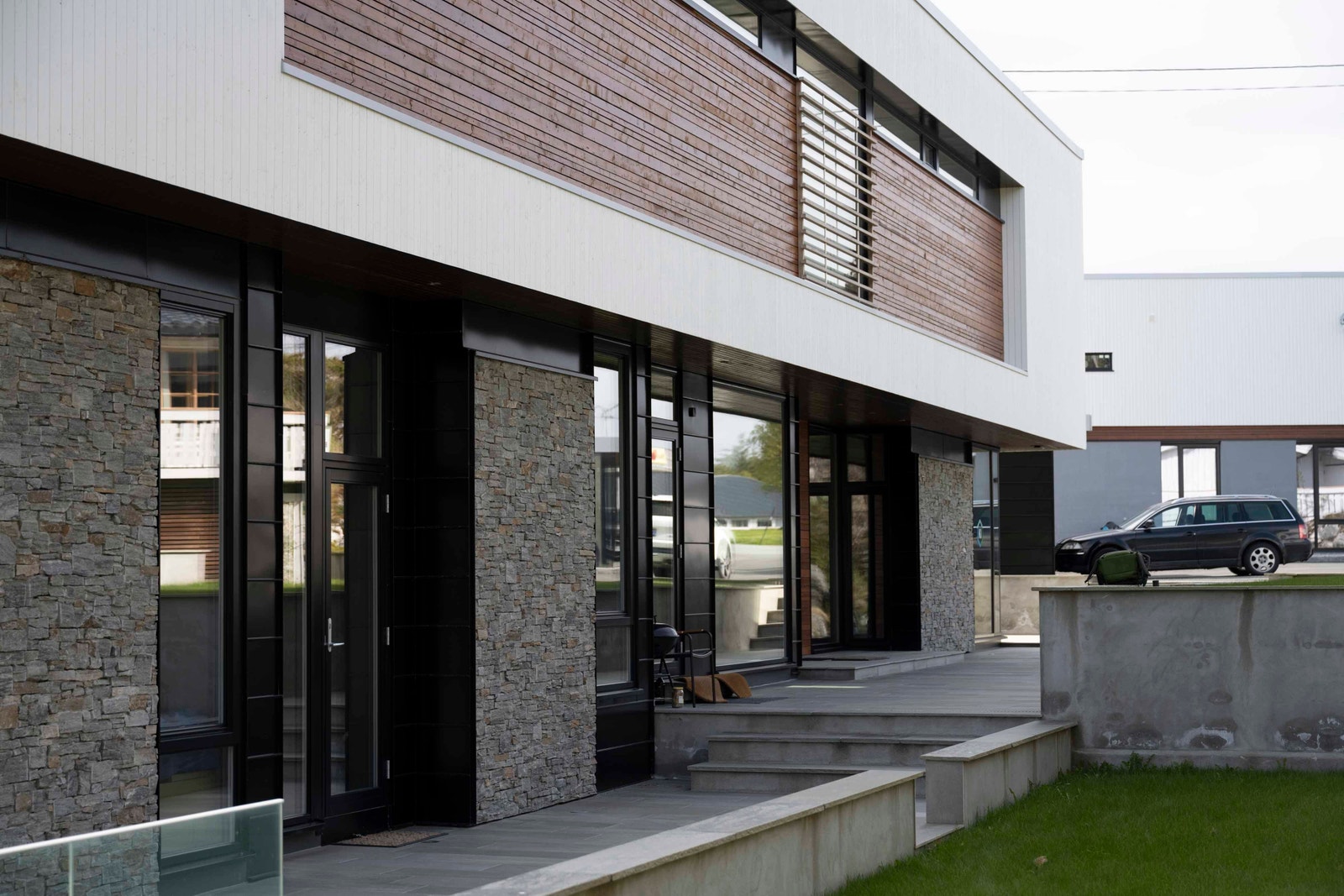 Boligen har utstrakt bruk av skiferstein både på fasade og utvendige arealer Galleribilde