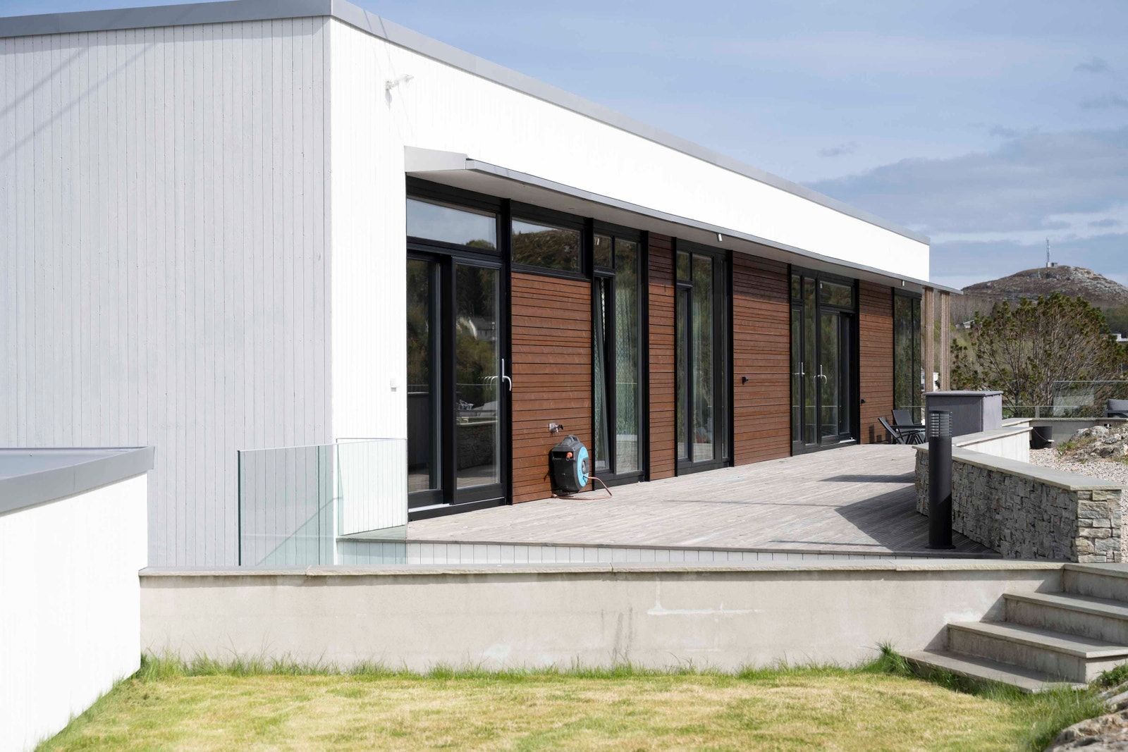 Tre av soverommene er vendt mot stor og solrik terrasse. Utgang til terrasse både kjøkken og hovedsoverommet. Galleribilde