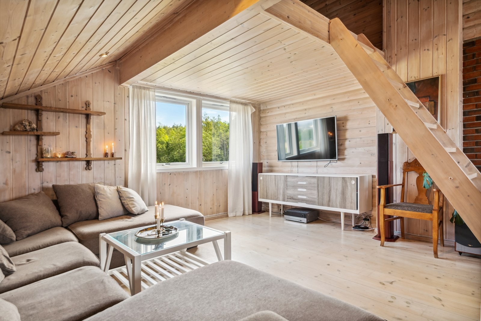 God plass til både sofagruppe og tv Galleribilde