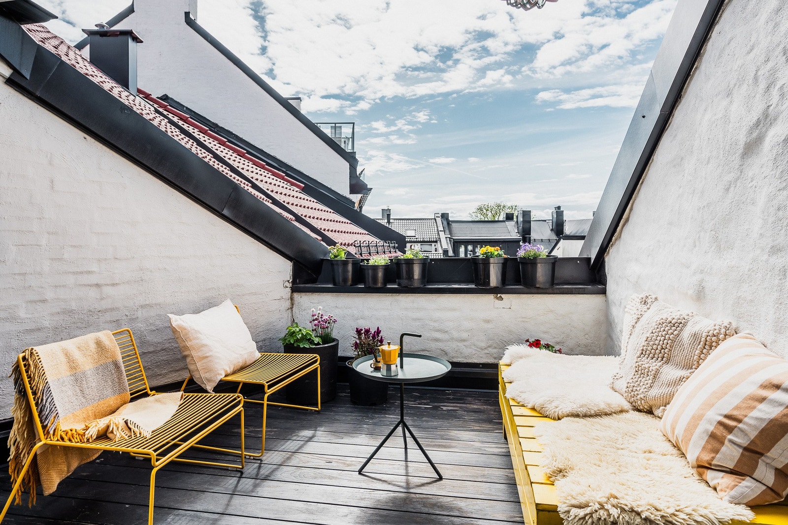 Herlig takterrasse på ca. 8kvm. Gode solforhold og luftig atmosfære. Galleribilde