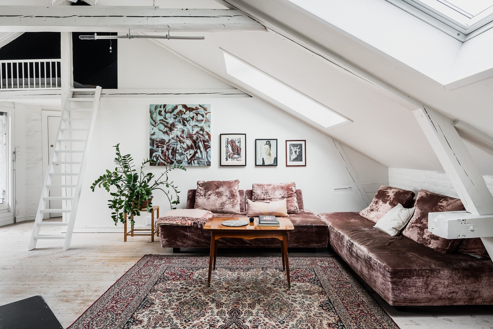 4-roms med to store stuer, 2 gode soverom samt luftig hems. Galleribilde