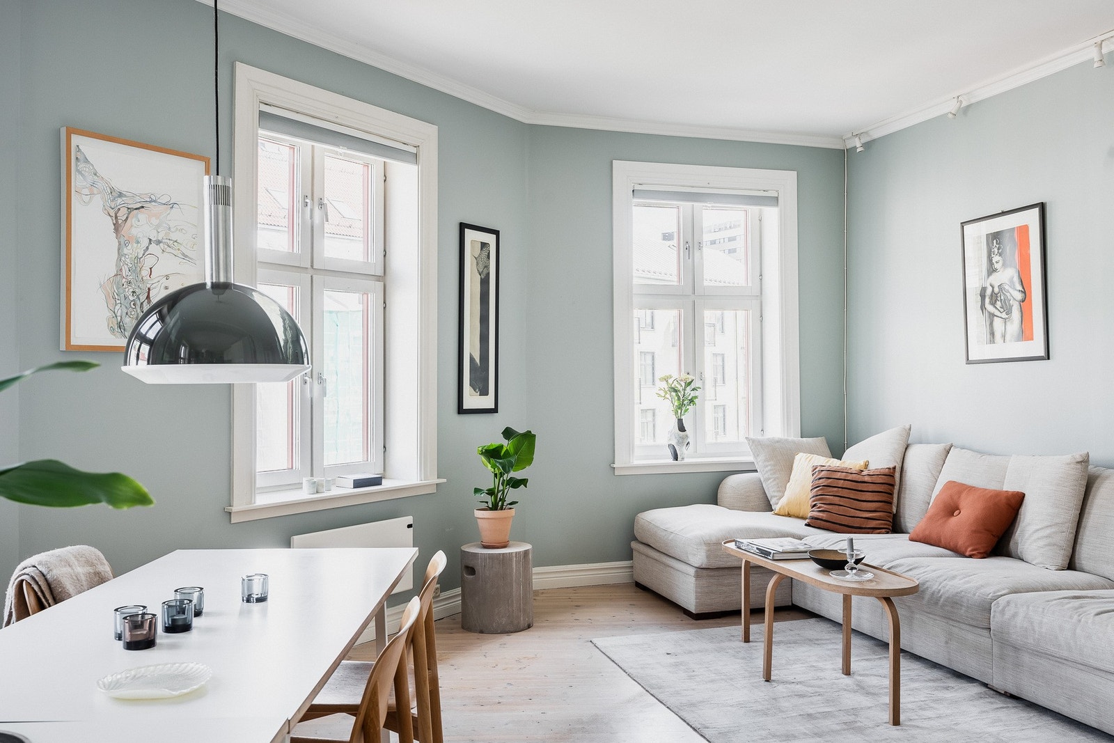 Lys og luftig sosial sone på hjørnet av bygården. Galleribilde
