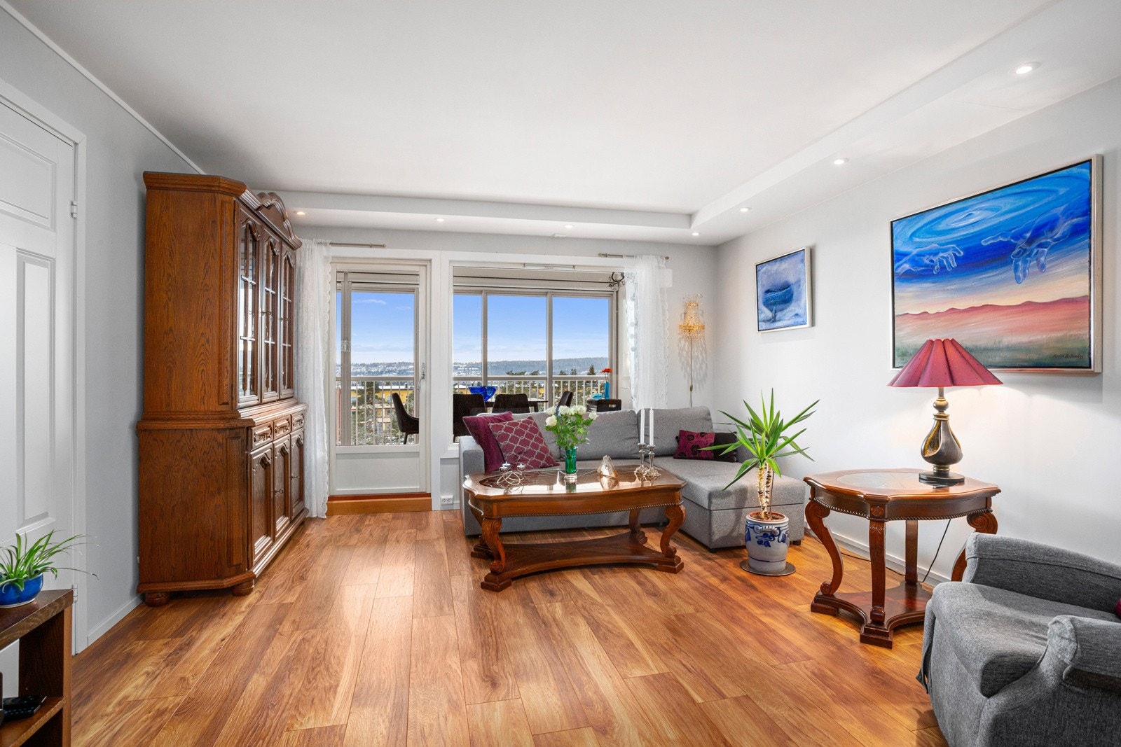 Stuen er lys og luftig, med store vindusflater. Galleribilde