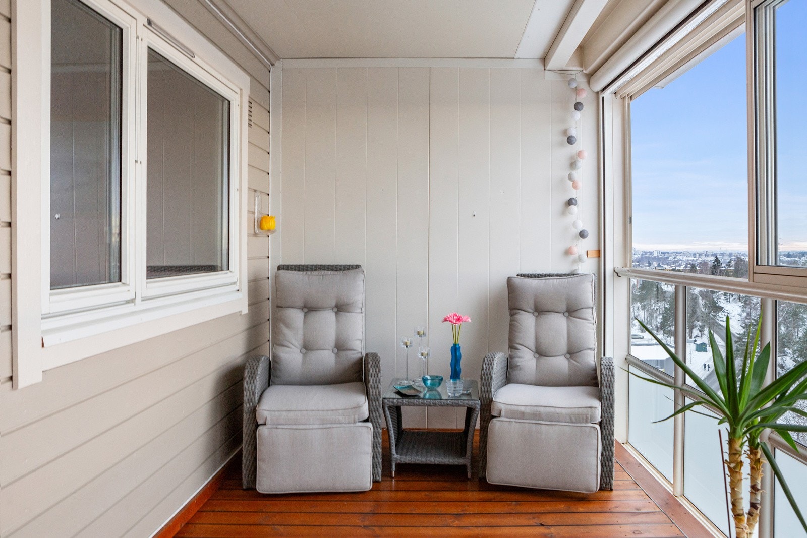 Balkongen gir et ekstra rom i sommerhalvåret, med plass til sittemøbler og grill. Galleribilde