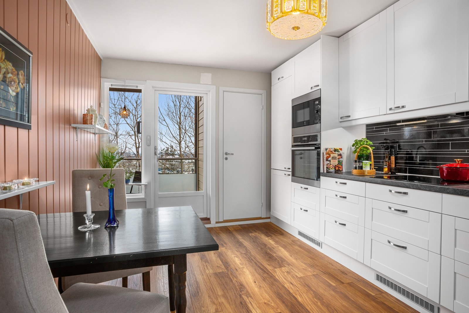 De store vinduene og balkongdøren lar det naturlige lyset strømme inn i rommet og gir en følelse av luftighet og romslighet. Galleribilde