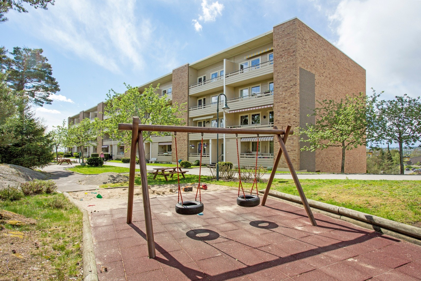 Velkommen til Carl Sibberns vei 3A, ditt nye hjem med fin beliggenhet i blokkens 2. etasje. Galleribilde