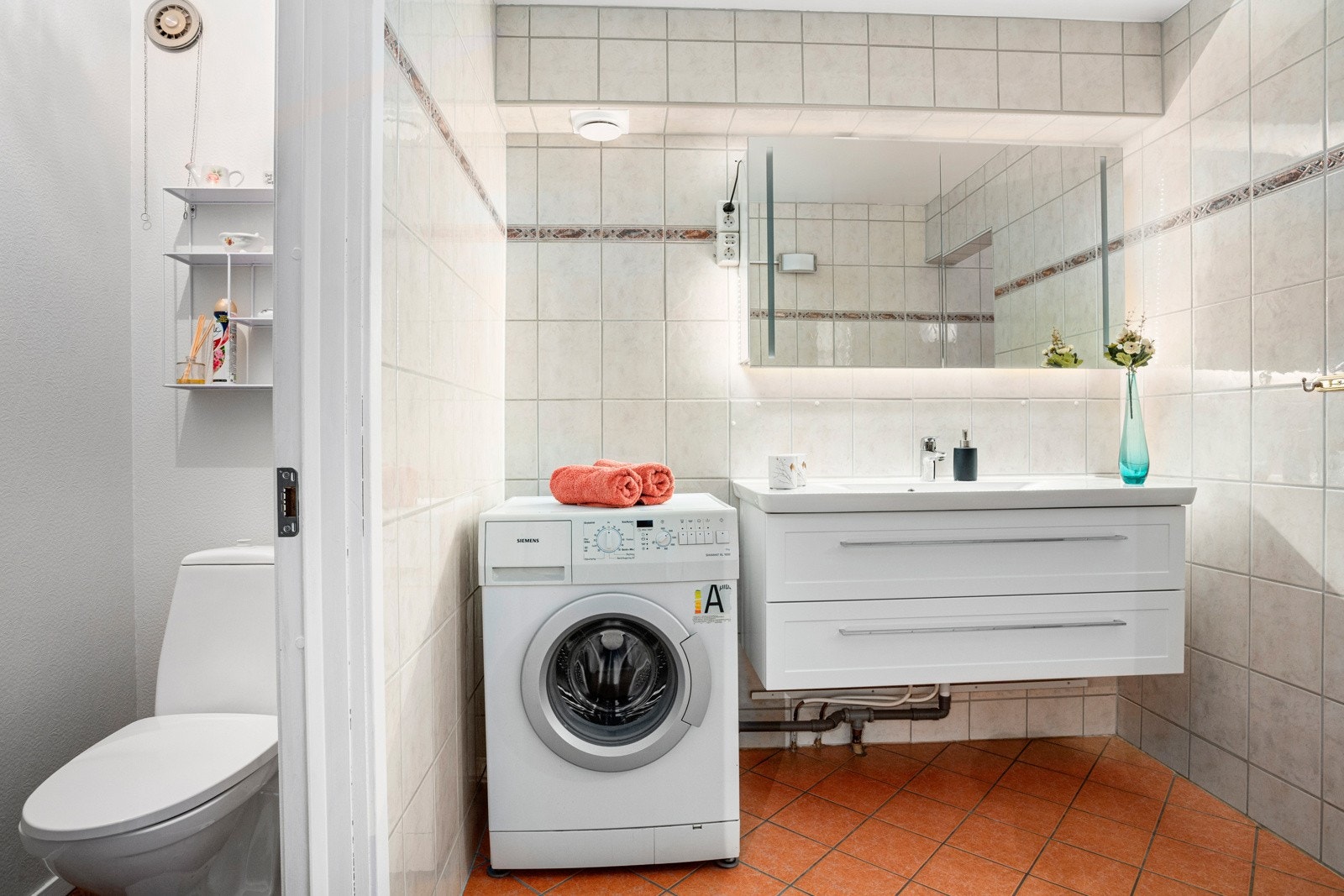 Praktisk bad oppdelt i en baderomsdel, en vaskeromsdel og WC. Galleribilde