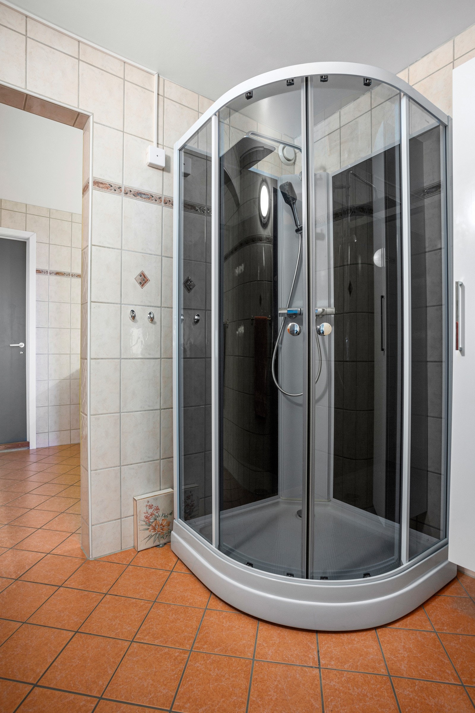 Rommet er innredet med wc, nedfelt servant, dusjkabinett og opplegg for vaskemaskin. Galleribilde