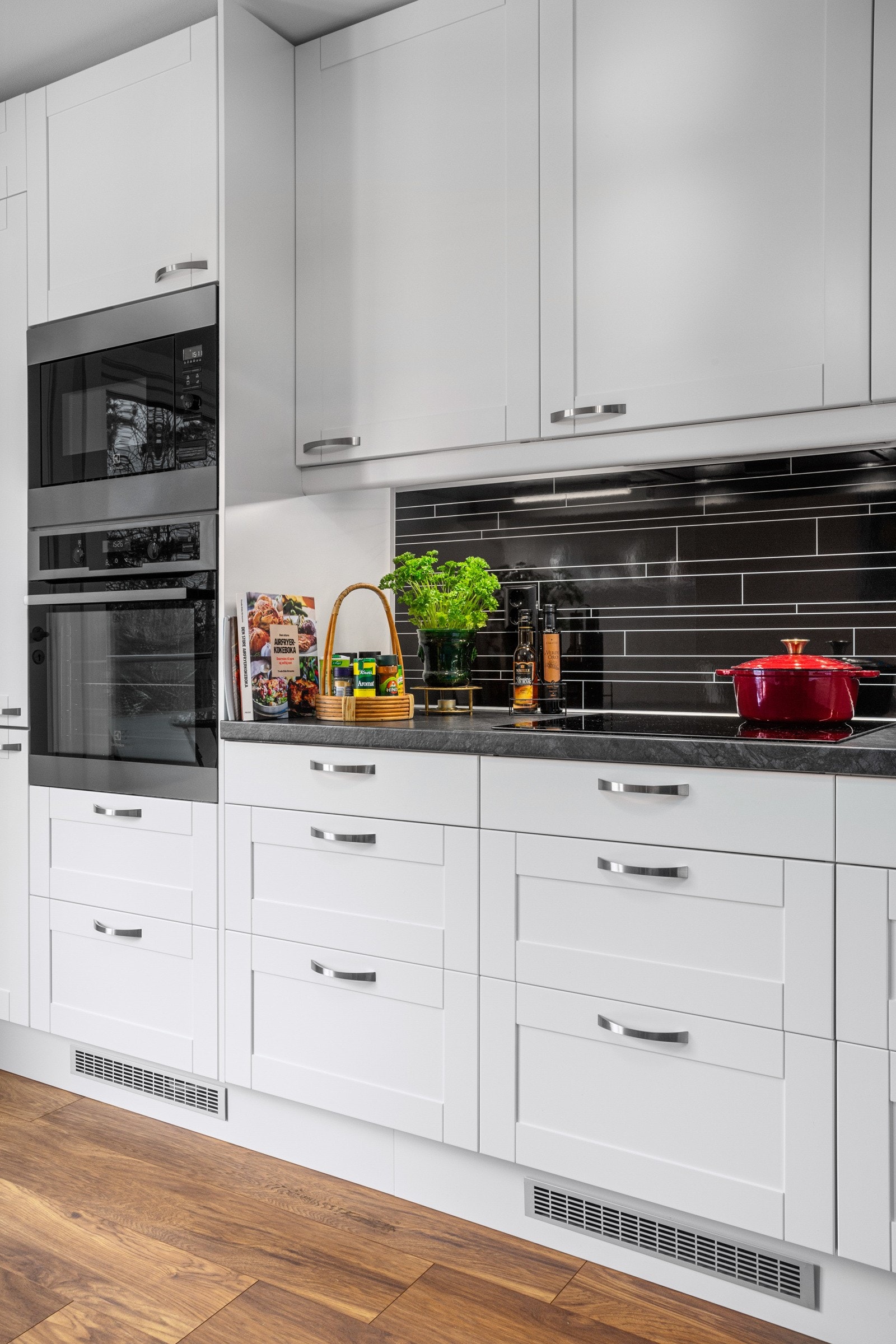 Hvitevarene består av integrert komfyr og mikrobølgeovn i praktisk arbeidshøyde, platetopp, kjøl/fryseskap og oppvaskmaskin. Galleribilde