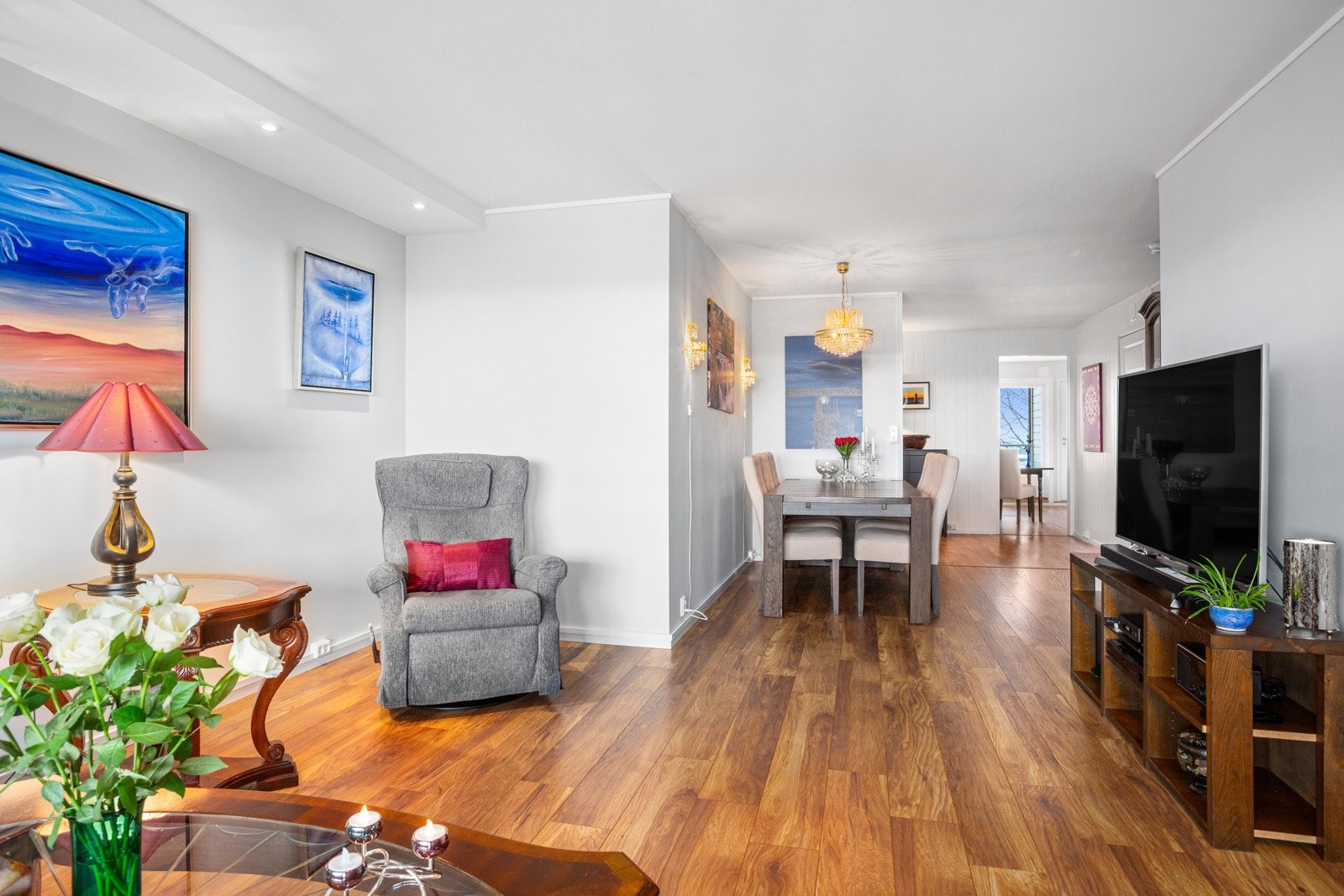 Stuen har lysmalte vegger, laminatgulv med varmematte under og down-lights i taket. Galleribilde