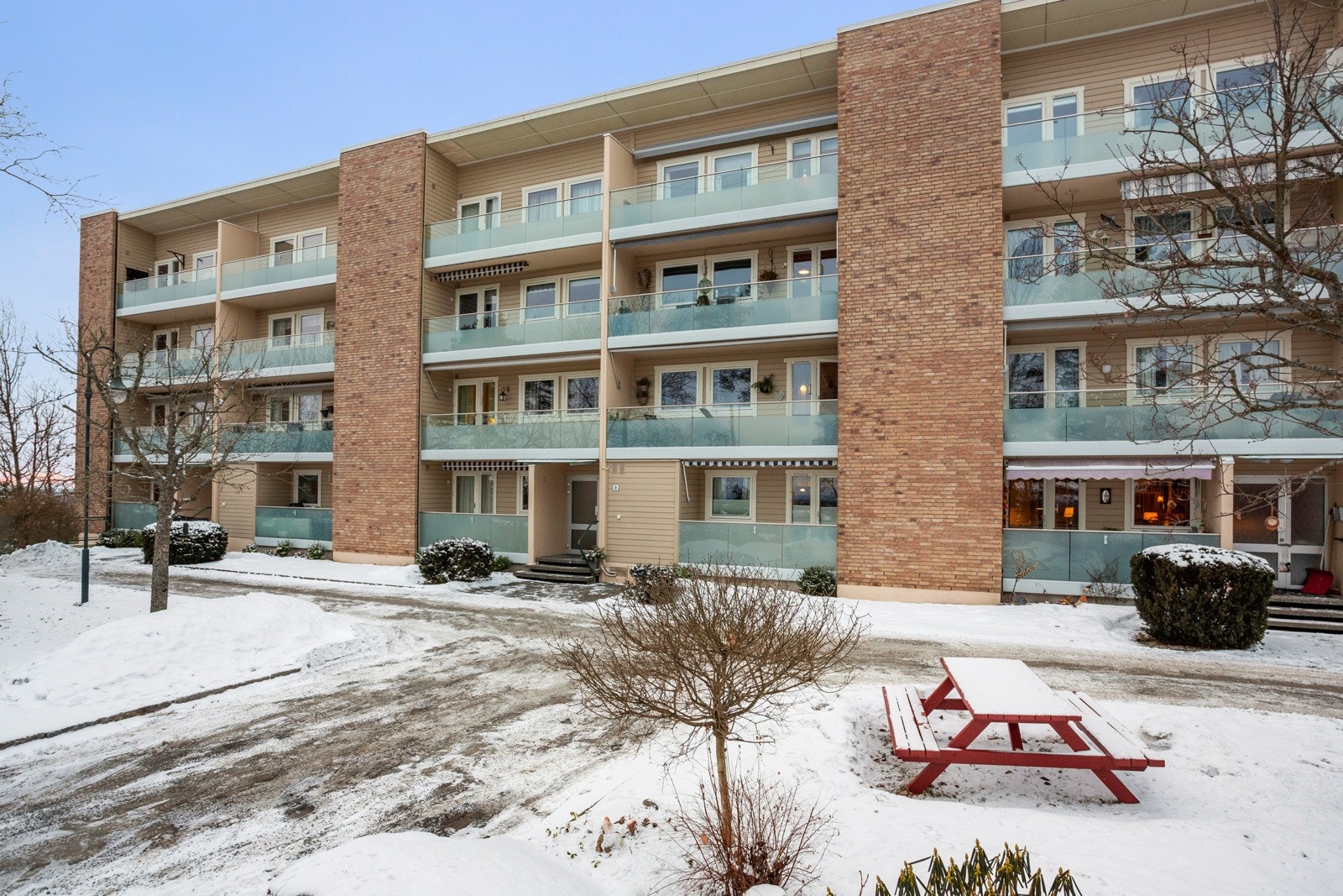 Tomten er pent opparbeidet med gress, beplantning, busker, trær, kantstein, belegningsstein m.m. Deler av tomten består av pen naturtomt. Galleribilde